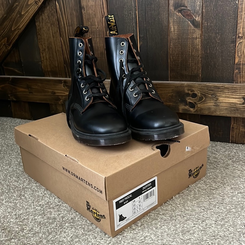 1460 Womens Smooth Pascal Leather Lace-up Boots, size 11